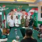 Amsakar Achmad menyerahkan berkas pendaftaran ke ketua DPC PKB Kota Batam Surya Makmur Nasution. Foto: INIKEPRI.COM