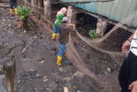 Upaya menciptakan kawasan pesisir Tanjungpinang yang bersih dan sehat menjadi salah satu atensi Pemerintah Kota Tanjungpinang tahun ini. Tidak hanya menggerakkan pembersihan sampah pesisir melalui kolaborasi seluruh jajaran OPD, dan meningkatkan partisipasi masyarakat, Penjabat Wali Kota Tanjungpinang Hasan, S.Sos menyiapkan anggaran pemasangan jaring penahan sampah di kawasan pesisir. Foto: Diskominfo Tanjungpinang