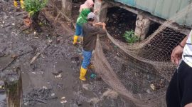 Upaya menciptakan kawasan pesisir Tanjungpinang yang bersih dan sehat menjadi salah satu atensi Pemerintah Kota Tanjungpinang tahun ini. Tidak hanya menggerakkan pembersihan sampah pesisir melalui kolaborasi seluruh jajaran OPD, dan meningkatkan partisipasi masyarakat, Penjabat Wali Kota Tanjungpinang Hasan, S.Sos menyiapkan anggaran pemasangan jaring penahan sampah di kawasan pesisir. Foto: Diskominfo Tanjungpinang