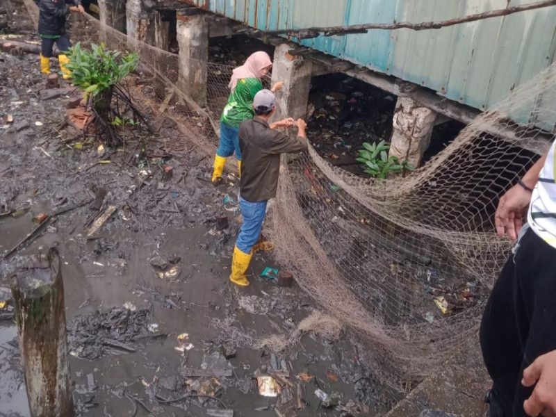 Upaya menciptakan kawasan pesisir Tanjungpinang yang bersih dan sehat menjadi salah satu atensi Pemerintah Kota Tanjungpinang tahun ini. Tidak hanya menggerakkan pembersihan sampah pesisir melalui kolaborasi seluruh jajaran OPD, dan meningkatkan partisipasi masyarakat, Penjabat Wali Kota Tanjungpinang Hasan, S.Sos menyiapkan anggaran pemasangan jaring penahan sampah di kawasan pesisir. Foto: Diskominfo Tanjungpinang