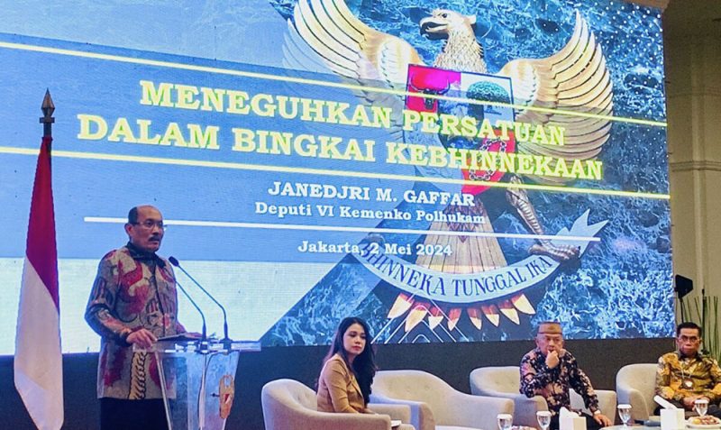 Plt. Deputi Bidang Koordinasi Kesatuan Bangsa, Kementeriaan Koordinator Politik Hukum dan Keamanan (Kemenko Polhukam) Janedjri M. Gaffar Menjadi Narasumber dalam kegiatan Pembinaan Komunikasi Sosial dengan Masyarakat Tingkat Pusat TA. 2024 di Jakarta, Kamis (2/5/2024). Foto. Humas Kemenko Polhukam.