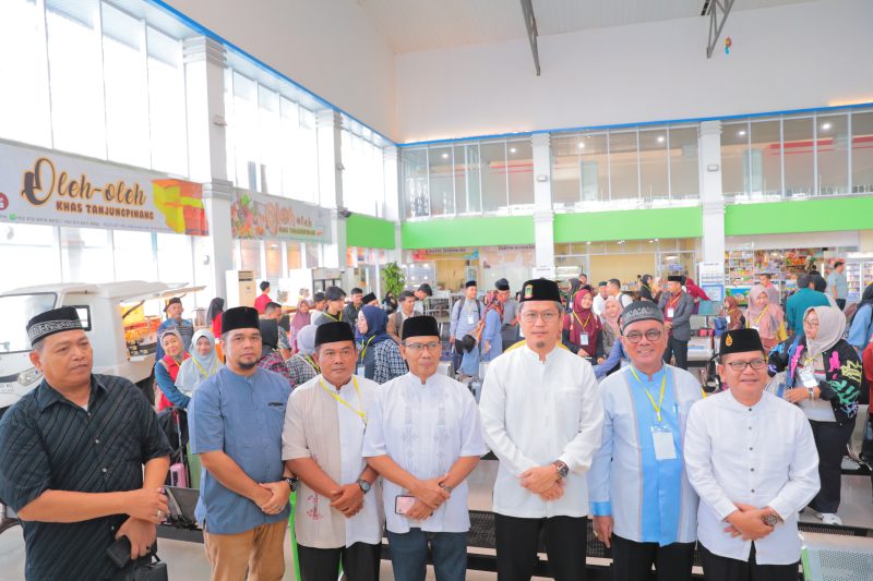 Sekretaris Daerah Kota Tanjungpinang, Zulhidayat,S.Hut, secara resmi melepas Kafilah Kota Tanjungpinang untuk mengikuti Musabaqah Tilawatil Qur'an dan Hadist (MTQH) X, tingkat Provinsi Kepulauan Riau, di Ruang Tunggu Pelabuhan Sri Bintan Pura, Minggu (19/5/2024). Foto: Diskominfo Tanjungpinang