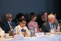 Menlu RI Retno Marsudi (baju putih) dalam pertemuan antara beberapa negara anggota Organisasi Kerja Sama Islam (OIC), dengan beberapa negara anggota Uni Eropa (UE) dan beberapa negara Eropa lainnya di Brussel, Belgia (26/5/2024). Foto: kemlu.go.id