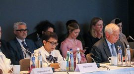 Menlu RI Retno Marsudi (baju putih) dalam pertemuan antara beberapa negara anggota Organisasi Kerja Sama Islam (OIC), dengan beberapa negara anggota Uni Eropa (UE) dan beberapa negara Eropa lainnya di Brussel, Belgia (26/5/2024). Foto: kemlu.go.id