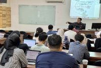 Anggota KY Binziad Kadafi saat menjadi dosen tamu Bidang Studi Hukum Tata Negara (HTN) di Fakultas Hukum Universitas Indonesia. Foto: Dok KY