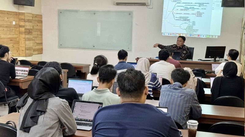 Anggota KY Binziad Kadafi saat menjadi dosen tamu Bidang Studi Hukum Tata Negara (HTN) di Fakultas Hukum Universitas Indonesia. Foto: Dok KY