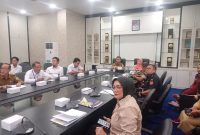 Sekretaris Daerah Kota Tanjungpinang, Zulhidayat,S,Hut, memimpin langsung Rakor Inflasi yang merupakan agenda rutin dalam melakukan pengendalian inflasi. Rapat tersebut digelar di Ruang Rapat Engku Putri Raja Hamidah Kantor Wali Kota Tanjungpinang, Senin (30/4). Foto: Diskominfo Tanjungpinang