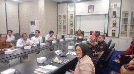 Sekretaris Daerah Kota Tanjungpinang, Zulhidayat,S,Hut, memimpin langsung Rakor Inflasi yang merupakan agenda rutin dalam melakukan pengendalian inflasi. Rapat tersebut digelar di Ruang Rapat Engku Putri Raja Hamidah Kantor Wali Kota Tanjungpinang, Senin (30/4). Foto: Diskominfo Tanjungpinang
