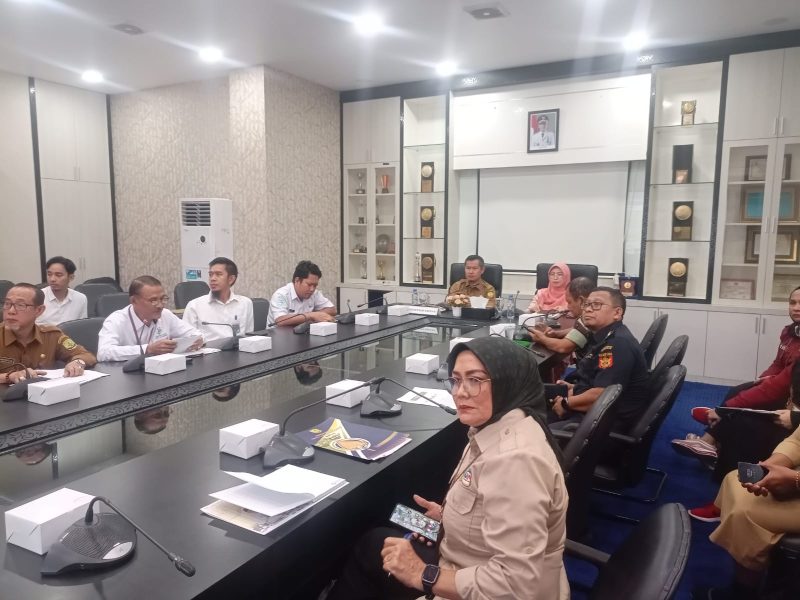 Sekretaris Daerah Kota Tanjungpinang, Zulhidayat,S,Hut, memimpin langsung Rakor Inflasi yang merupakan agenda rutin dalam melakukan pengendalian inflasi. Rapat tersebut digelar di Ruang Rapat Engku Putri Raja Hamidah Kantor Wali Kota Tanjungpinang, Senin (30/4). Foto: Diskominfo Tanjungpinang