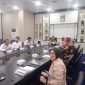 Sekretaris Daerah Kota Tanjungpinang, Zulhidayat,S,Hut, memimpin langsung Rakor Inflasi yang merupakan agenda rutin dalam melakukan pengendalian inflasi. Rapat tersebut digelar di Ruang Rapat Engku Putri Raja Hamidah Kantor Wali Kota Tanjungpinang, Senin (30/4). Foto: Diskominfo Tanjungpinang