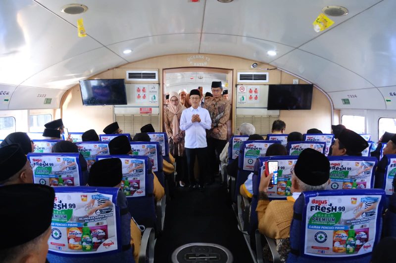 Pemko Tanjungpinang melepas rombongan Jemaah Calon Haji (JCH) asal Tanjungpinang sebanyak 203 orang dari Pelabuhan Internasional Sri Bintan Pura (SBP) Tanjungpinang menuju Kota Batam. Foto: Diskominfo Tanjungpinang