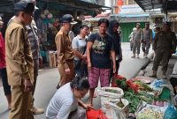 Pemko Tanjungpinang tertibkan pedagang kali lima (PKL) yang masih berjualan di lorong gambir dan trotoar jalan sekitar Pasar Encik Puan Perak. Foto: Diskominfo Tanjungpinang