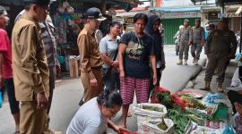 Pemko Tanjungpinang tertibkan pedagang kali lima (PKL) yang masih berjualan di lorong gambir dan trotoar jalan sekitar Pasar Encik Puan Perak. Foto: Diskominfo Tanjungpinang