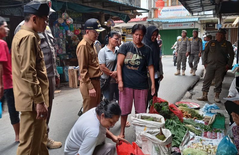 Pemko Tanjungpinang tertibkan pedagang kali lima (PKL) yang masih berjualan di lorong gambir dan trotoar jalan sekitar Pasar Encik Puan Perak. Foto: Diskominfo Tanjungpinang