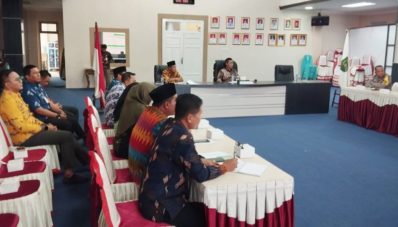 Sekretaris Daerah (Sekda) Kota Tanjungpinang, Zulhidayat, memimpin rapat checking akhir Musabaqah Tilawatil Quran dan Hadis (MTQH) X tingkat Provinsi Kepulauan Riau (Kepri) tahun 2024 di Kota Batam, Kamis (16/5/2024). Foto: Diskominfo Kepri
