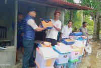 Badan Penanggulangan Bencana Daerah (BPBD) Kota Tanjungpinang menyalurkan bantuan untuk 7 rumah yang terdampak bencana puting beliung di Sekatap, Kelurahan Dompak, Kecamatan Bukit Bestari, Kota Tanjungpinang. Foto: Diskominfo Tanjungpinang