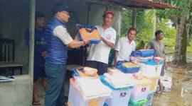 Badan Penanggulangan Bencana Daerah (BPBD) Kota Tanjungpinang menyalurkan bantuan untuk 7 rumah yang terdampak bencana puting beliung di Sekatap, Kelurahan Dompak, Kecamatan Bukit Bestari, Kota Tanjungpinang. Foto: Diskominfo Tanjungpinang