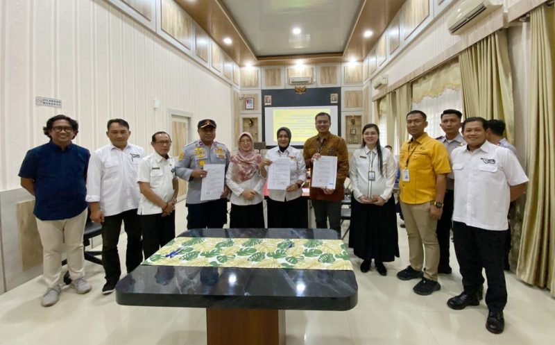 Pemko Tanjngpinang melalui Dinas Perdagangan dan  Perindustrian (Disdagin) bersama Dinas Perhubungan (Dishub) serta PT. Bank Bukopin TBK Cabang Tanjungpinang lakukan penandatanganan kerjasama fuel card solar subsidi. Foto: Diskominfo Tanjungpinang