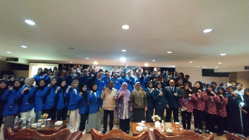 Dinas Kesehatan Pengendalian Penduduk dan Keluarga Berencana (Dinkes Dalduk KB) Kota Tanjungpinang berikan edukasi tentang obat kepada pelajar dan mahasiswa di Tanjungpinang. Foto: Diskominfo Tanjungpinang