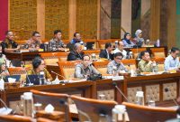 Direktur Jenderal (Dirjen) Pendidikan Tinggi, Riset, dan Teknologi (Diktiristek), Kementerian Pendidikan, Kebudayaan, Riset, dan Teknologi (Kemendikbudristek), Abdul Haris menjelaskan kepada publik terkait penyesuaian uang kuliah tunggal (UKT) yang terjadi di sejumlah perguruan tinggi negeri (PTN) dan perguruan tinggi negeri berbadan hukum (PTN-BH) seusai rapat kerja dengan Komisi X Dewan Perwakilan Rakyat Republik Indonesia (DPR RI). Foto: Dok Kemendikbudristek