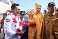 Lebih kurang lima hari Gubernur Kepulauan Riau H. Ansar Ahmad didampingi jajaran kepala Organisasi Perangkat Daerah (OPD) melakukan kunjungan kerja di dua Kabupaten di Kepri yang terletak diujung Utara Indonesia, yakni Kabupaten Natuna dan Kabupaten Kepulauan Anambas. Foto: Diskominfo Kepri