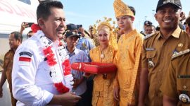 Lebih kurang lima hari Gubernur Kepulauan Riau H. Ansar Ahmad didampingi jajaran kepala Organisasi Perangkat Daerah (OPD) melakukan kunjungan kerja di dua Kabupaten di Kepri yang terletak diujung Utara Indonesia, yakni Kabupaten Natuna dan Kabupaten Kepulauan Anambas. Foto: Diskominfo Kepri