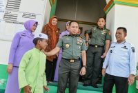 Kunjungan Panglima TNI Agus Subiyanto didampingi Gubernur Kepri Ansar Ahmad ke Pulau Penyengat Tanjungpinang dalam rangka bakti sosial. Foto: Diskominfo Kepri