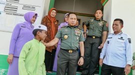 Kunjungan Panglima TNI Agus Subiyanto didampingi Gubernur Kepri Ansar Ahmad ke Pulau Penyengat Tanjungpinang dalam rangka bakti sosial. Foto: Diskominfo Kepri