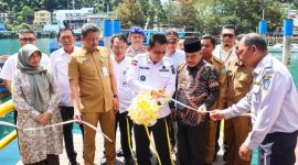 Gubernur Kepulauan Riau H. Ansar Ahmad berkesempatan meresmikan Dermaga Apung (Ponton) High Density Polyethylene (HDPE) di Pelabuhan Tarempa, Senin (6/5/2024). Foto: Diskominfo Kepri