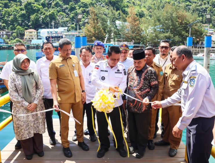 Gubernur Kepulauan Riau H. Ansar Ahmad berkesempatan meresmikan Dermaga Apung (Ponton) High Density Polyethylene (HDPE) di Pelabuhan Tarempa, Senin (6/5/2024). Foto: Diskominfo Kepri
