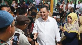 Gubernur Ansar bersilaturahmi bersama masyarakat di pelataran Masjid Dhiya'ul Jannah Perumahan Buana Bukit Permata, Kelurahan Tembesi, Kota Batam. Foto: Diskominfo Kepri