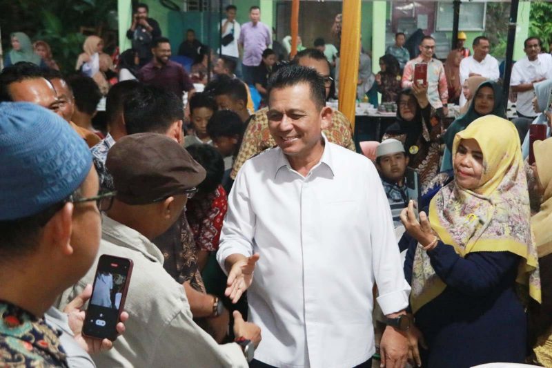 Gubernur Ansar bersilaturahmi bersama masyarakat di pelataran Masjid Dhiya'ul Jannah Perumahan Buana Bukit Permata, Kelurahan Tembesi, Kota Batam. Foto: Diskominfo Kepri