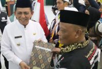 Gubernur Kepulauan Riau, H. Ansar Ahmad secara resmi melepas jamaah calon haji (JCH) yang masuk Kelompok Terbang (Kloter) 1 Embarkasi Batam, bertempat di Aula Arafah 2 Asrama Haji Kota Batam, Minggu (12/5/2024) dini hari. Foto: Diskominfo Kepri