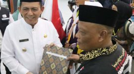 Gubernur Kepulauan Riau, H. Ansar Ahmad secara resmi melepas jamaah calon haji (JCH) yang masuk Kelompok Terbang (Kloter) 1 Embarkasi Batam, bertempat di Aula Arafah 2 Asrama Haji Kota Batam, Minggu (12/5/2024) dini hari. Foto: Diskominfo Kepri