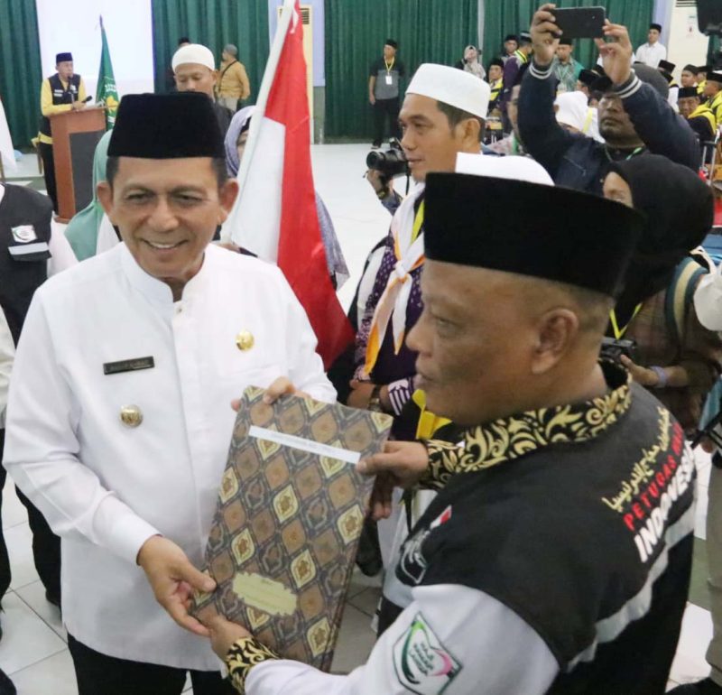 Gubernur Kepulauan Riau, H. Ansar Ahmad secara resmi melepas jamaah calon haji (JCH) yang masuk Kelompok Terbang (Kloter) 1 Embarkasi Batam, bertempat di Aula Arafah 2 Asrama Haji Kota Batam, Minggu (12/5/2024) dini hari. Foto: Diskominfo Kepri