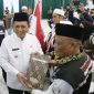 Gubernur Kepulauan Riau, H. Ansar Ahmad secara resmi melepas jamaah calon haji (JCH) yang masuk Kelompok Terbang (Kloter) 1 Embarkasi Batam, bertempat di Aula Arafah 2 Asrama Haji Kota Batam, Minggu (12/5/2024) dini hari. Foto: Diskominfo Kepri