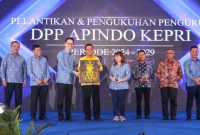 Kepengurusan Dewan Pimpinan Provinsi Asosiasi Pengusaha Indonesia (DPP Apindo) Kepulauan Riau Periode 2024-2029 akan diketuai oleh Stanly Rocky. Gubernur Kepri Ansar Ahmad menghadiri pelantikan pengurus yang dilaksanakan di Ballroom Swiss - bel Hotel Harbour Bay, Batam, Kamis, (2/5/2024). Foto: Diskominfo Kepri