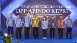 Kepengurusan Dewan Pimpinan Provinsi Asosiasi Pengusaha Indonesia (DPP Apindo) Kepulauan Riau Periode 2024-2029 akan diketuai oleh Stanly Rocky. Gubernur Kepri Ansar Ahmad menghadiri pelantikan pengurus yang dilaksanakan di Ballroom Swiss - bel Hotel Harbour Bay, Batam, Kamis, (2/5/2024). Foto: Diskominfo Kepri