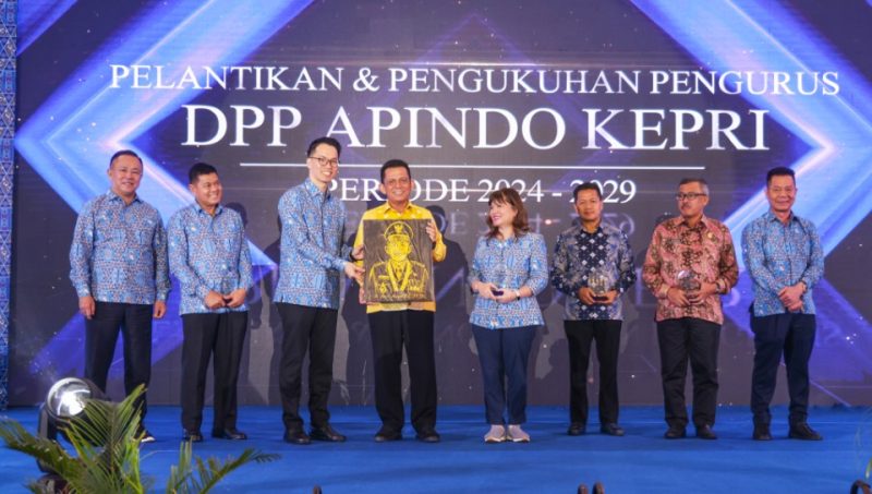 Kepengurusan Dewan Pimpinan Provinsi Asosiasi Pengusaha Indonesia (DPP Apindo) Kepulauan Riau Periode 2024-2029 akan diketuai oleh Stanly Rocky. Gubernur Kepri Ansar Ahmad menghadiri pelantikan pengurus yang dilaksanakan di Ballroom Swiss - bel Hotel Harbour Bay, Batam, Kamis, (2/5/2024). Foto: Diskominfo Kepri