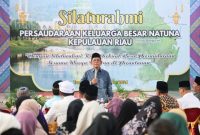 Seperti gayung bersambut, usai kunjungan kerja selama lima hari ke Kabupaten Kepulauan Anambas dan Natuna, Gubernur Kepulauan Riau bersilaturahmi dengan Persaudaraan Keluarga Besar Natuna Kepulauan Riau (PKBNKR), warga Natuna di perantauan. Acara digelar di Aula SMPN 4 Tanjungpinang, Minggu (12/5/2024) pagi. Foto: Diskominfo Kepri