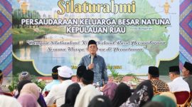 Seperti gayung bersambut, usai kunjungan kerja selama lima hari ke Kabupaten Kepulauan Anambas dan Natuna, Gubernur Kepulauan Riau bersilaturahmi dengan Persaudaraan Keluarga Besar Natuna Kepulauan Riau (PKBNKR), warga Natuna di perantauan. Acara digelar di Aula SMPN 4 Tanjungpinang, Minggu (12/5/2024) pagi. Foto: Diskominfo Kepri