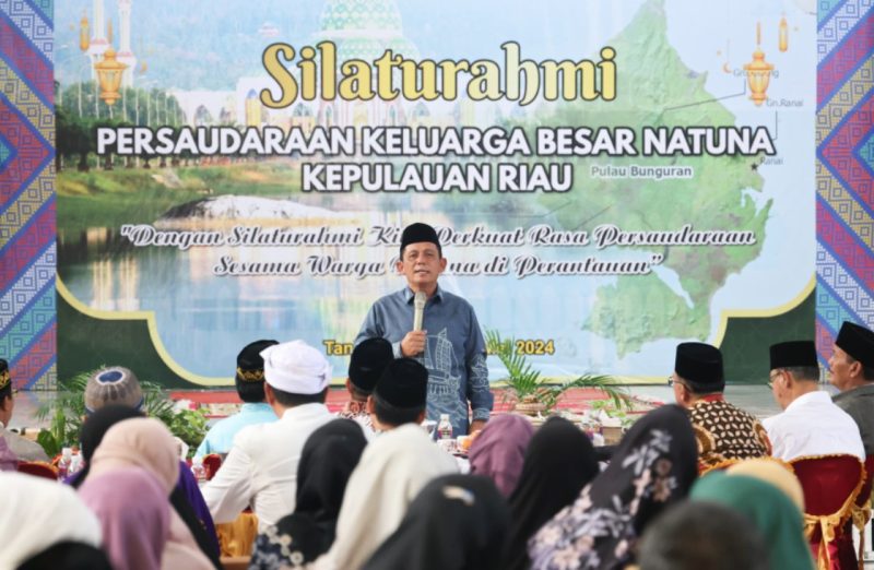 Seperti gayung bersambut, usai kunjungan kerja selama lima hari ke Kabupaten Kepulauan Anambas dan Natuna, Gubernur Kepulauan Riau bersilaturahmi dengan Persaudaraan Keluarga Besar Natuna Kepulauan Riau (PKBNKR), warga Natuna di perantauan. Acara digelar di Aula SMPN 4 Tanjungpinang, Minggu (12/5/2024) pagi. Foto: Diskominfo Kepri