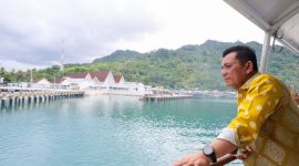 Usai melakukan kunjungan kerja di Kabupaten Kepulauan Anambas, Gubernur Kepulauan Riau, Ansar Ahmad beserta rombongan kembali melanjutkan kegiatan Silaturahmi dan Halalbihalal ke salah satu kabupaten terdepan di NKRI yaitu Kabupaten Natuna, pada Senin (6/5/2024). Foto: Diskominfo Kepri