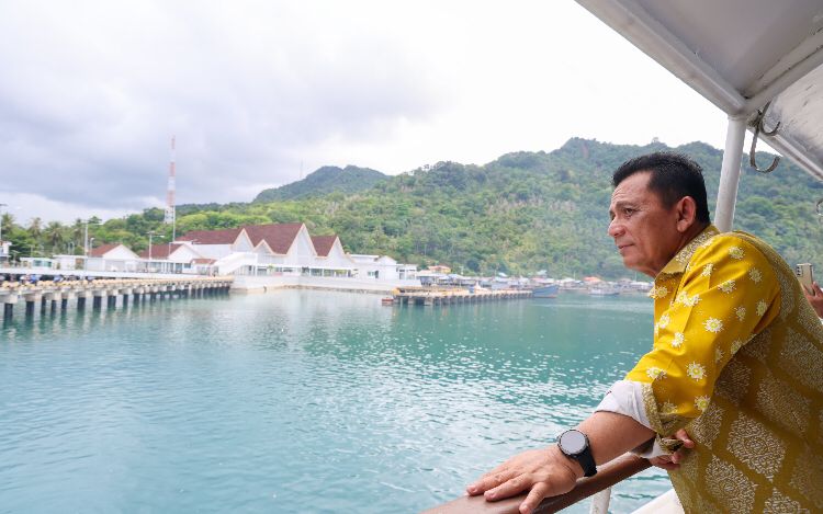 Usai melakukan kunjungan kerja di Kabupaten Kepulauan Anambas, Gubernur Kepulauan Riau, Ansar Ahmad beserta rombongan kembali melanjutkan kegiatan Silaturahmi dan Halalbihalal ke salah satu kabupaten terdepan di NKRI yaitu Kabupaten Natuna, pada Senin (6/5/2024). Foto: Diskominfo Kepri