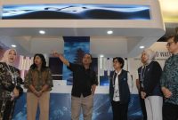 Menkominfo Budi Arie Setiadi (tengah), Zara Murzandina Budi Arie (tengah kiri), WamenKominfo Nezar Patria (kanan) dan Direktur Informasi Komunikasi Perekonomian dan Maritim Kominfo Septirana Tangkary (kanan). Foto: Humas Kominfo