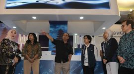 Menkominfo Budi Arie Setiadi (tengah), Zara Murzandina Budi Arie (tengah kiri), WamenKominfo Nezar Patria (kanan) dan Direktur Informasi Komunikasi Perekonomian dan Maritim Kominfo Septirana Tangkary (kanan). Foto: Humas Kominfo