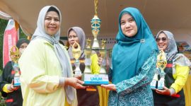 Ketua TP-PKK Provinsi Kepulauan Riau Hj. Dewi Kumalasari Ansar secara resmi membuka Festival Kuliner dan Lomba Masak Ikan Tahun 2024 yang berlangsung di Pantai Tanjung Tili, Sei Enam Kijang, Kabupaten Bintan, Jumat (7/6/2024). Foto: Diskominfo Kepri