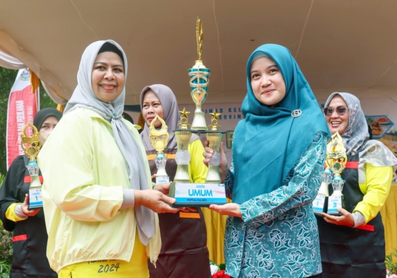 Ketua TP-PKK Provinsi Kepulauan Riau Hj. Dewi Kumalasari Ansar secara resmi membuka Festival Kuliner dan Lomba Masak Ikan Tahun 2024 yang berlangsung di Pantai Tanjung Tili, Sei Enam Kijang, Kabupaten Bintan, Jumat (7/6/2024). Foto: Diskominfo Kepri