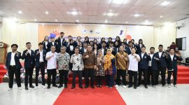 Gubernur Kepulauan Riau, H. Ansar Ahmad menghadiri acara Pelantikan Pengurus Organisasi BEM, SENAT dan PENSI Universitas Riau Kepulauan (UNRIKA) di Kota Batam pada Senin (24/6/2024). Tampak Wakil Ketua 1 DPRD Kepri, Tim Percepatan Pembangunan, Kepala Dinas Pendidikan dan Kepala Bakesbangpol turut hadir bersama Gubernur Ansar. Foto: Diskominfo Kepri