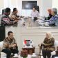 Gubernur Provinsi Kepulauan Riau (Kepri) Ansar Ahmad melakukan kunjungan kerja di Jakarta dengan beraudiensi bersama Menteri PPN/Kepala Bappenas Suharso Monoarfa dan Menteri Ketenagakerjaan Ida Fauziah di ruang kerja kementerian masing-masing pada Kamis (27/6/2024). Foto: Diskominfo Kepri